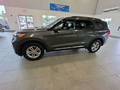 Used 2020 Ford Explorer XLT w/ Equipment Group 202A AWD/4WD image 17