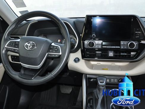 Used 2023 Toyota Highlander XLE image 19