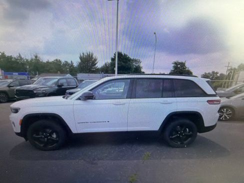 Used 2024 Jeep Grand Cherokee Limited w/ Black Appearance Package AWD/4WD image 6