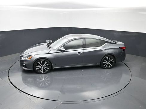 Used 2020 Nissan Altima 2.0 Platinum FWD image 17