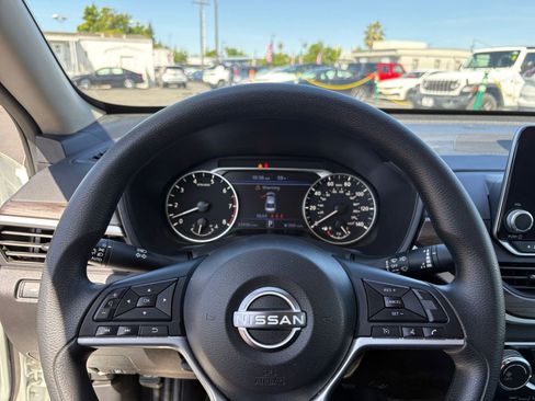 Used 2025 Nissan Altima 2.5 SV image 29