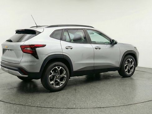 Used 2025 Chevrolet Trax LT w/ LT Convenience Package FWD image 9