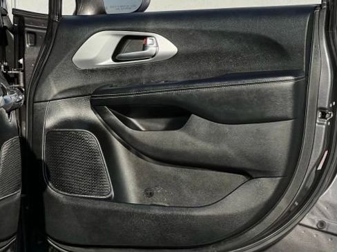 Used 2018 Chrysler Pacifica Touring Plus w/ S Appearance Package image 15