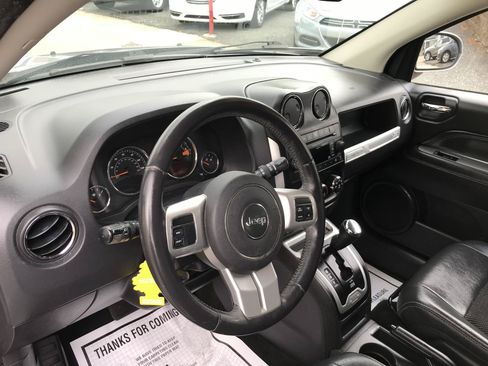 Used 2016 Jeep Compass Latitude FWD image 11