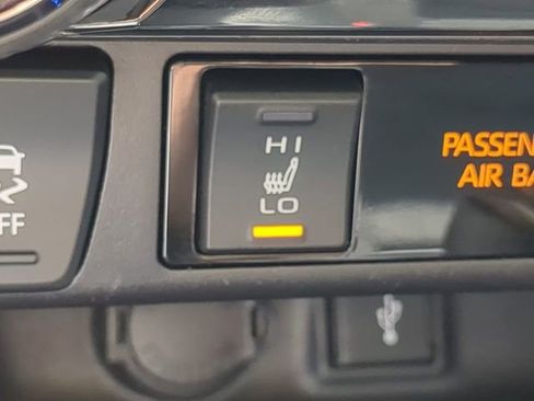 Used 2020 Toyota RAV4 XLE w/ XLE Grade Weather Package AWD/4WD image 23
