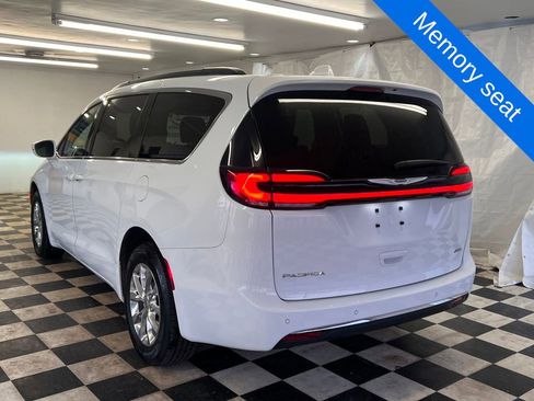 Used 2022 Chrysler Pacifica Touring-L image 10