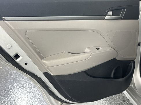 Used 2017 Hyundai Elantra SE image 34