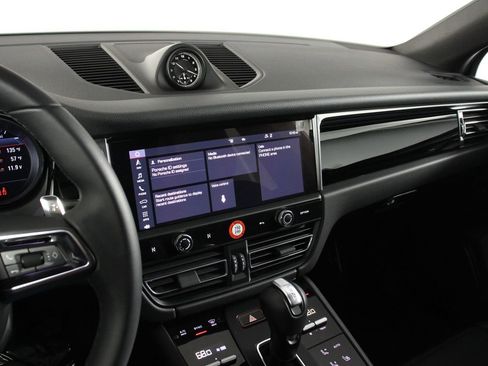 Certified 2025 Porsche Macan image 13
