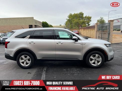 Used 2022 Kia Sorento LX image 11