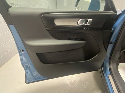 Used 2025 Volvo XC40 B5 Plus image 7