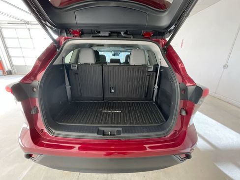 Used 2021 Toyota Highlander XLE AWD/4WD image 25