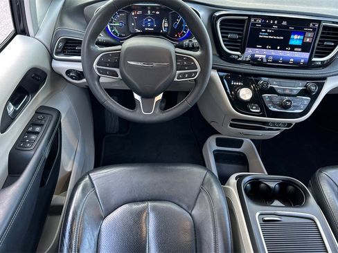 Used 2022 Chrysler Pacifica Touring-L image 11