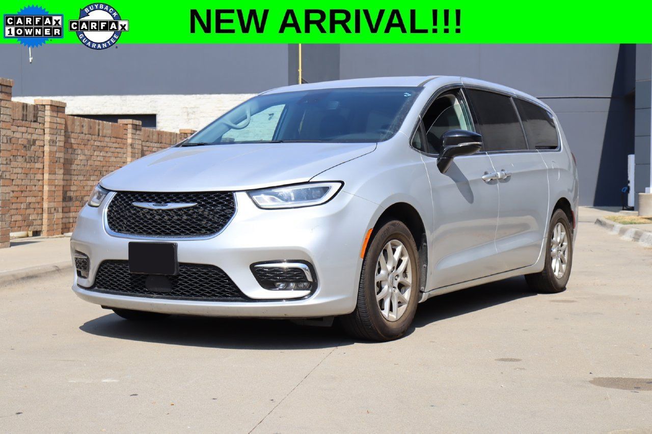 Used 2024 Chrysler Pacifica Touring-L FWD image 1