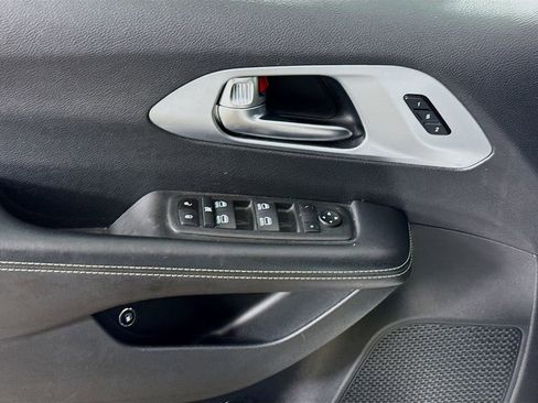 Used 2022 Chrysler Pacifica Touring-L w/ Uconnect Theater Family Group FWD image 19