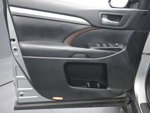Used 2019 Toyota Highlander XLE FWD image 12
