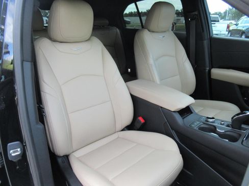 Certified 2024 Cadillac XT4 Luxury w/ Cold Weather Package FWD image 10
