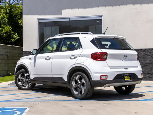 Used 2025 Hyundai Venue SEL FWD image 11