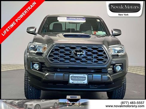 Used 2022 Toyota Tacoma TRD Sport image 2
