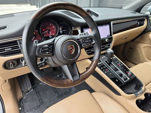 Used 2025 Porsche Macan image 4