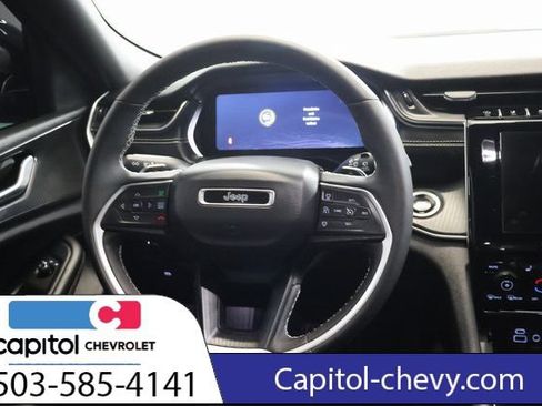 Used 2025 Jeep Grand Cherokee Altitude AWD/4WD image 17