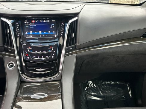 Used 2017 Cadillac Escalade ESV Platinum image 29