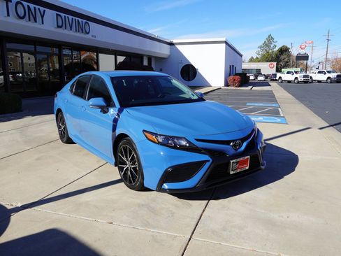 Used 2024 Toyota Camry SE image 2