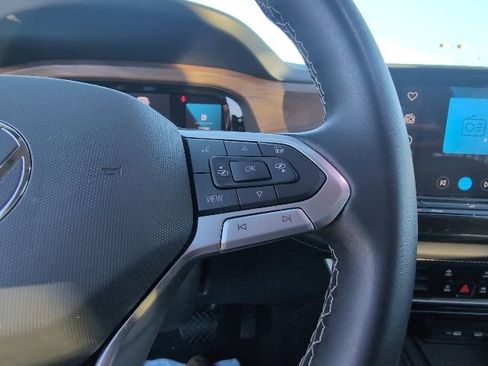 Used 2025 Volkswagen Atlas SE image 17