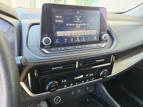 Used 2023 Nissan Rogue SV image 14