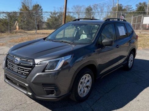 Used 2023 Subaru Forester 2.5i image 3