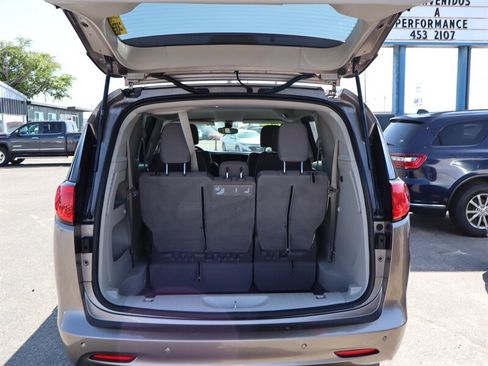 Used 2017 Chrysler Pacifica LX FWD image 15