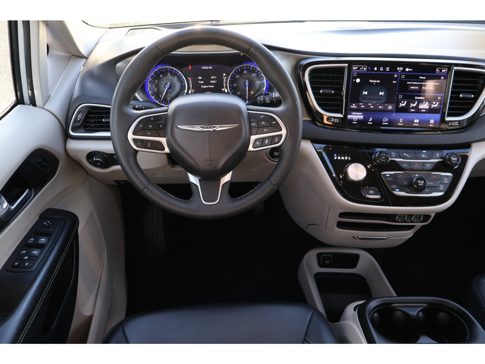 Used 2024 Chrysler Pacifica Touring-L FWD image 4