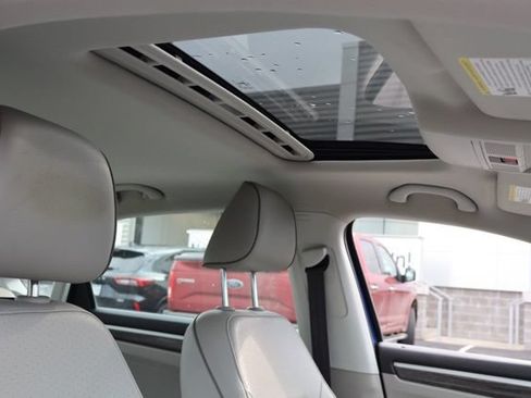 Used 2017 Volkswagen Passat 1.8T SE FWD image 32