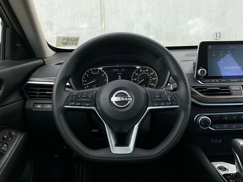 Used 2025 Nissan Altima 2.5 SV image 31