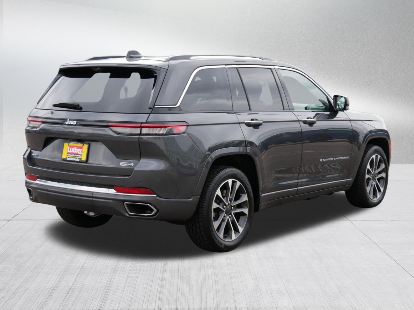 Used 2023 Jeep Grand Cherokee Overland w/ Luxury Tech Group IV AWD/4WD image 7