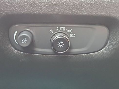 Used 2023 Chevrolet Traverse LT image 17