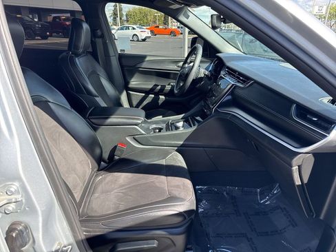 Used 2023 Jeep Grand Cherokee L Laredo image 12