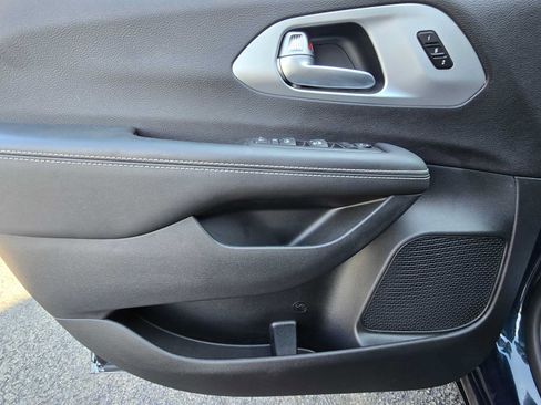 Used 2024 Chrysler Pacifica Touring-L w/ S Appearance Package FWD image 15