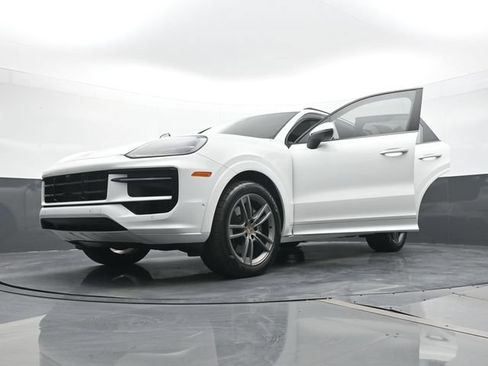 Certified 2025 Porsche Cayenne AWD/4WD image 30