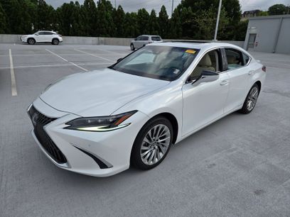 Used 2022 Lexus ES 300h Ultra Luxury w/ Accessory Package 2