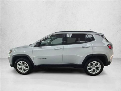 Used 2024 Jeep Compass Latitude AWD/4WD image 9