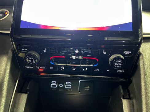 Used 2024 Jeep Grand Cherokee Limited image 19