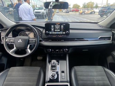 Used 2024 Mitsubishi Outlander SE image 17