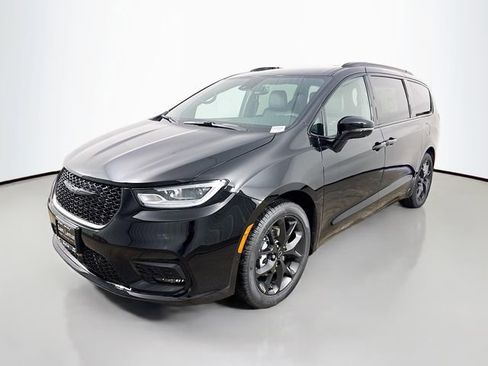 New 2026 Chrysler Pacifica Select w/ S Appearance Package FWD image 3