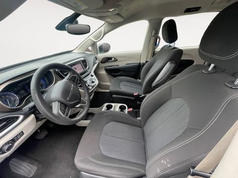 Used 2023 Chrysler Voyager LX FWD image 9