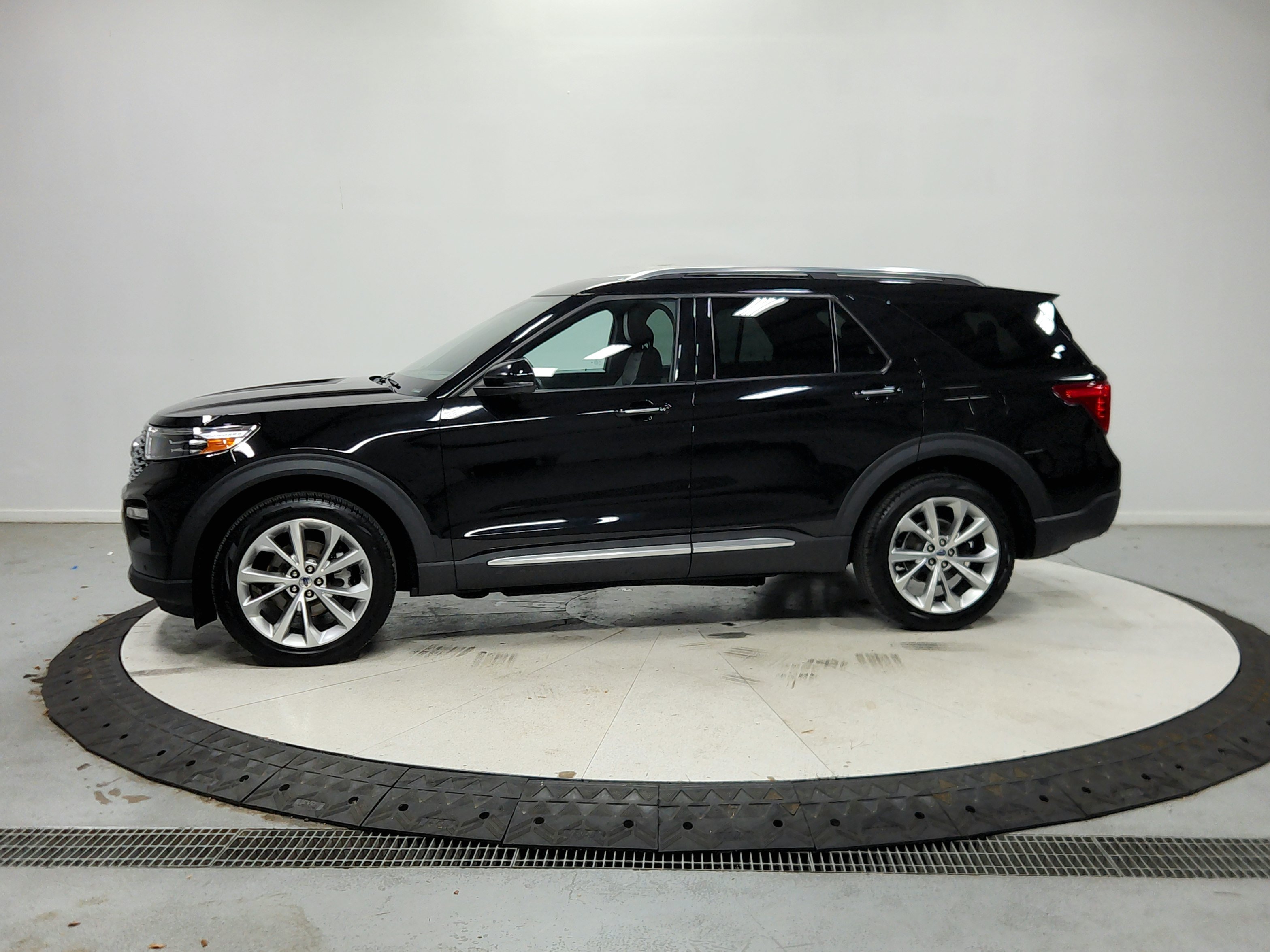 Used 2023 Ford Explorer Platinum w/ Technology Package AWD/4WD image 5