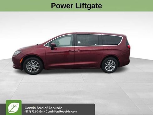 Used 2023 Chrysler Voyager LX image 11