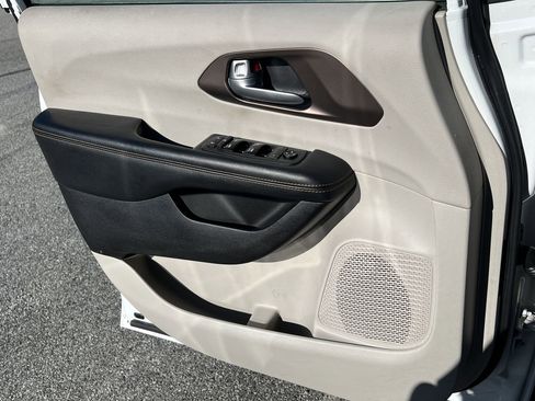 Used 2017 Chrysler Pacifica Touring image 17