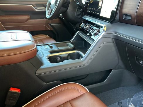 Certified 2025 GMC Sierra 2500 Denali Ultimate AWD/4WD image 16
