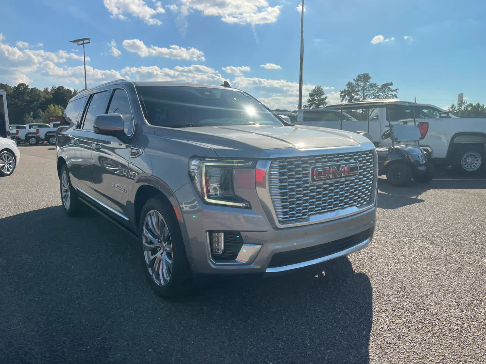 Used 2024 GMC Yukon XL Denali w/ Denali Reserve Package AWD/4WD image 3
