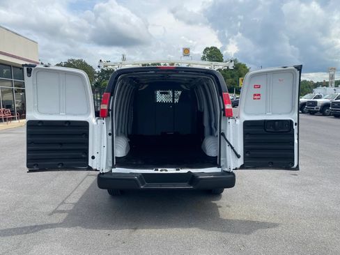 Used 2018 Chevrolet Express 2500 Extended RWD image 23